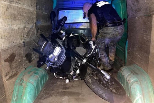 В Польше белорус вез краденый мотоцикл BMW и убегал от патруля В Польше белорус вез краденый мотоцикл BMW и убегал от патруля