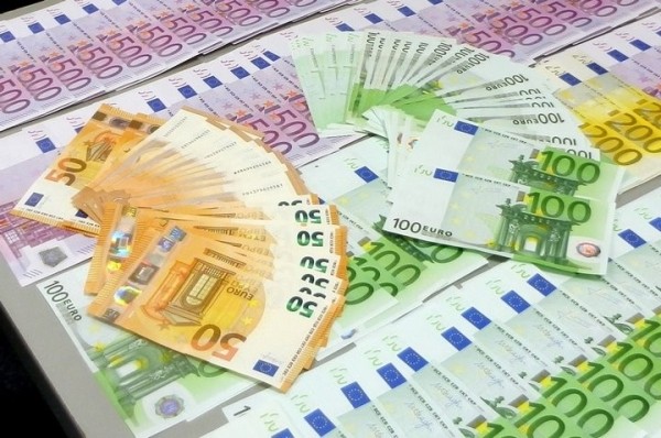 Пассажир автобуса незаметно вез из Беларуси в Польшу 55 тысяч евро. Но их все равно нашли Пассажир автобуса незаметно вез из Беларуси в Польшу 55 тысяч евро. Но их все равно нашли