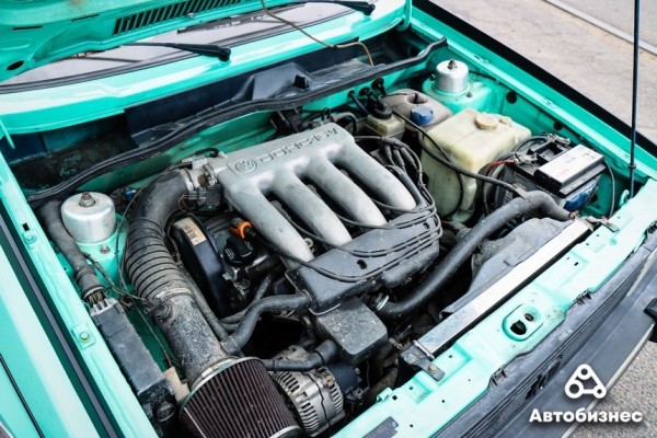 «Да, вкладываю в нее "бабки", а не только заправляю». Девушка восстанавливает «мятную» Jetta MK1