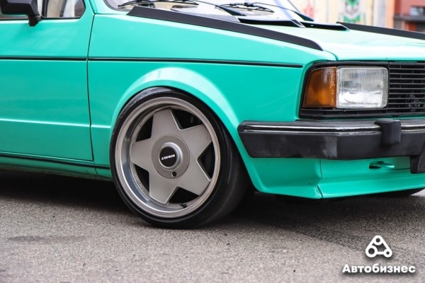 «Да, вкладываю в нее "бабки", а не только заправляю». Девушка восстанавливает «мятную» Jetta MK1