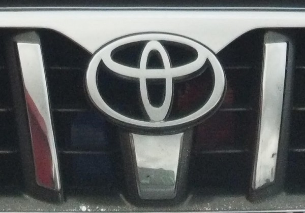 Издалека и не поймешь, что не так. В Toyota ловко спрятали проблесковые маячки Издалека и не поймешь, что не так. В Toyota ловко спрятали проблесковые маячки