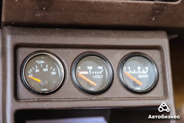 «Да, вкладываю в нее "бабки", а не только заправляю». Девушка восстанавливает «мятную» Jetta MK1