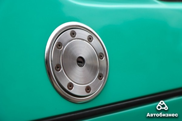 «Да, вкладываю в нее "бабки", а не только заправляю». Девушка восстанавливает «мятную» Jetta MK1