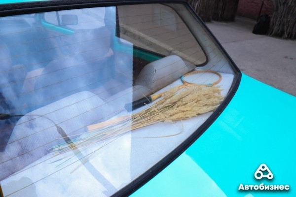 «Да, вкладываю в нее "бабки", а не только заправляю». Девушка восстанавливает «мятную» Jetta MK1