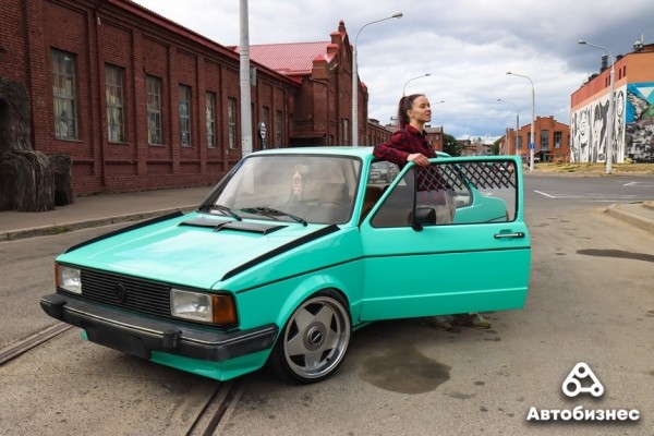 «Да, вкладываю в нее "бабки", а не только заправляю». Девушка восстанавливает «мятную» Jetta MK1