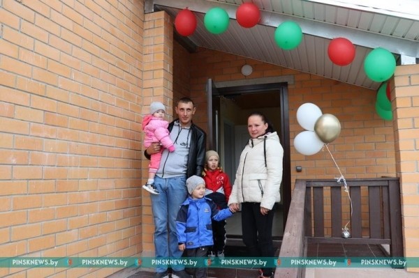 В Брестской области в агрогородке Лопатино новоселам вручили ключи от новых домов В Брестской области в агрогородке Лопатино новоселам вручили ключи от новых домов