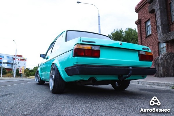 «Да, вкладываю в нее "бабки", а не только заправляю». Девушка восстанавливает «мятную» Jetta MK1