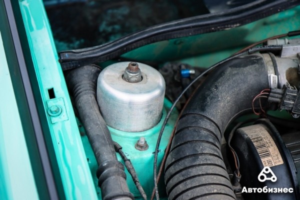 «Да, вкладываю в нее "бабки", а не только заправляю». Девушка восстанавливает «мятную» Jetta MK1