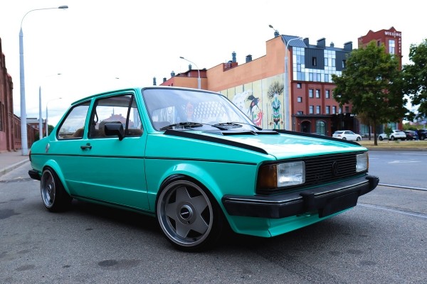 «Да, вкладываю в нее "бабки", а не только заправляю». Девушка восстанавливает «мятную» Jetta MK1