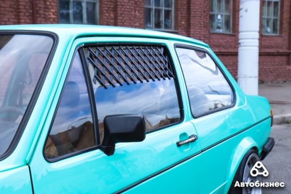 «Да, вкладываю в нее "бабки", а не только заправляю». Девушка восстанавливает «мятную» Jetta MK1