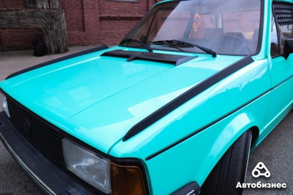 «Да, вкладываю в нее "бабки", а не только заправляю». Девушка восстанавливает «мятную» Jetta MK1