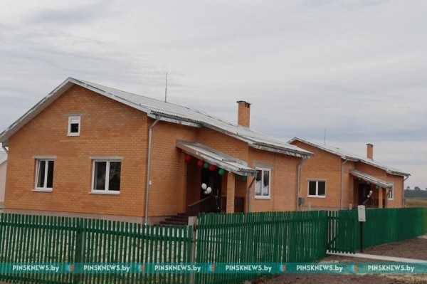 В Брестской области в агрогородке Лопатино новоселам вручили ключи от новых домов В Брестской области в агрогородке Лопатино новоселам вручили ключи от новых домов