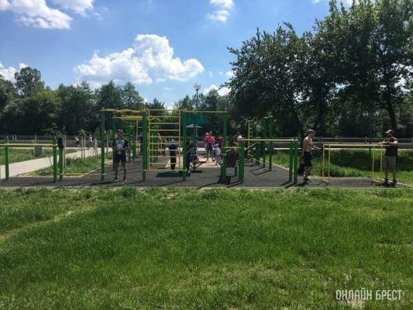 Площадку с уличными тренажерами обустраивают в Каменце