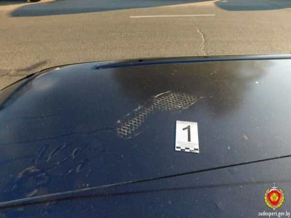 В Беларуси нетрезвый подросток решил станцевать на крыше авто. Его нашли по кедам В Беларуси нетрезвый подросток решил станцевать на крыше авто. Его нашли по кедам