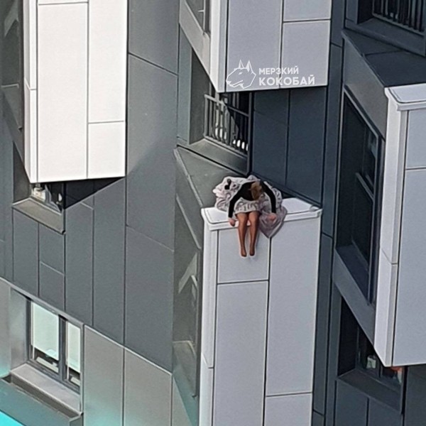 Что происходит на этой стене? В Минске девушка устроила опасную фотосессию