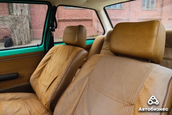 «Да, вкладываю в нее "бабки", а не только заправляю». Девушка восстанавливает «мятную» Jetta MK1