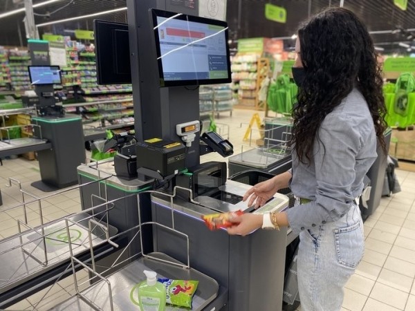 В магазинах все больше касс самообслуживания: что это дает ретейлу