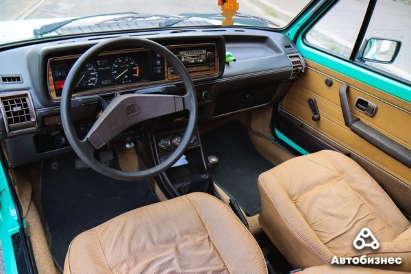 «Да, вкладываю в нее "бабки", а не только заправляю». Девушка восстанавливает «мятную» Jetta MK1