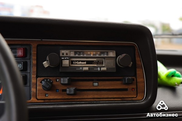 «Да, вкладываю в нее "бабки", а не только заправляю». Девушка восстанавливает «мятную» Jetta MK1