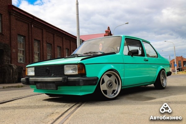 «Да, вкладываю в нее "бабки", а не только заправляю». Девушка восстанавливает «мятную» Jetta MK1