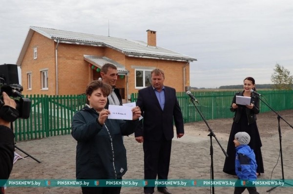 В Брестской области в агрогородке Лопатино новоселам вручили ключи от новых домов В Брестской области в агрогородке Лопатино новоселам вручили ключи от новых домов