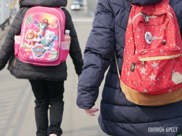 В Минобразования пояснили, что обязательно должно быть на одежде или портфеле школьника