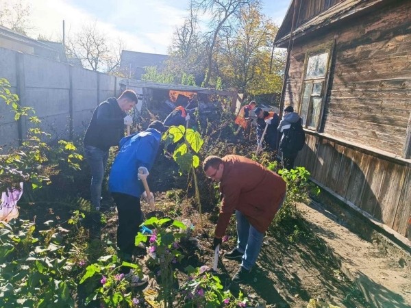 В Бресте прошла акция по уборке двора заброшенного дома В Бресте прошла акция по уборке двора заброшенного дома