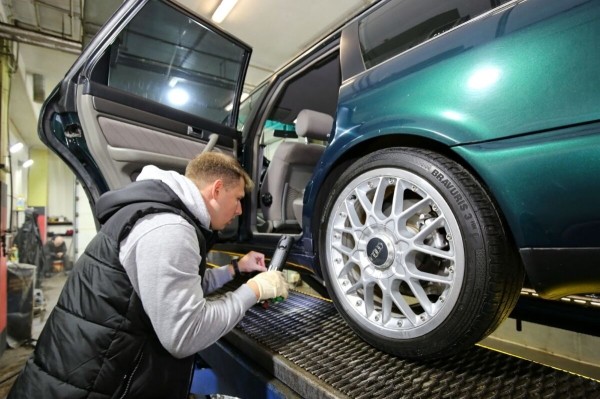 «Дедушка никого к машине не подпускал». История Audi A6 (С4), которая в семье белорусов уже 15 лет «Дедушка никого к машине не подпускал». История Audi A6 (С4), которая в семье белорусов уже 15 лет