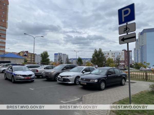 При каком условии разрешено занимать парковочные места для инвалидов, пояснили в ГАИ