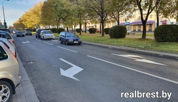 Нанесли разметку перед кольцом на Набережной с бульвара Шевченко, но водители пока ездят по привычке Нанесли разметку перед кольцом на Набережной с бульвара Шевченко, но водители пока ездят по привычке