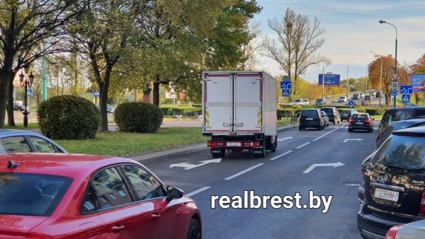 Нанесли разметку перед кольцом на Набережной с бульвара Шевченко, но водители пока ездят по привычке Нанесли разметку перед кольцом на Набережной с бульвара Шевченко, но водители пока ездят по привычке