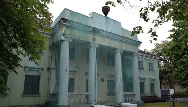 Здание с колоннами на Леваневского в Бресте хотят продать с аукциона Здание с колоннами на Леваневского в Бресте хотят продать с аукциона