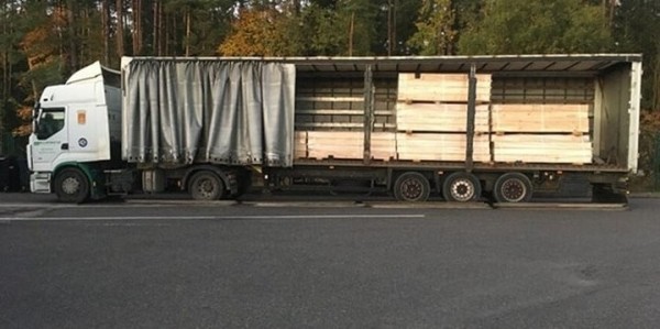 Совершенно новый вид контрабанды: белорус спрятал и повез в Литву 16 тонн брикета. А таможенники рассчитывали на контрабанду сигарет