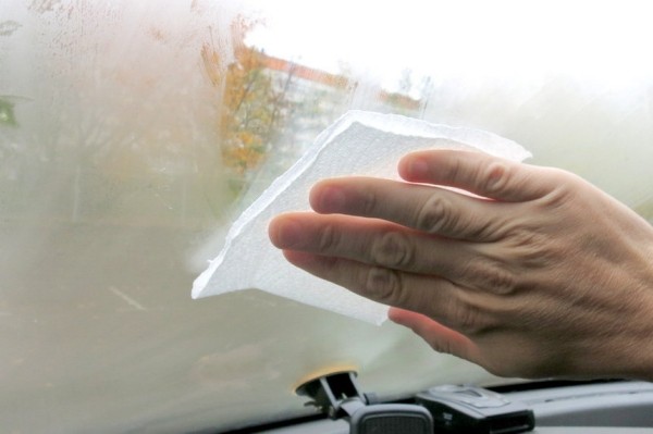 Из-за чего потеют стекла, как их быстро очистить и можно ли решить проблему принципиально