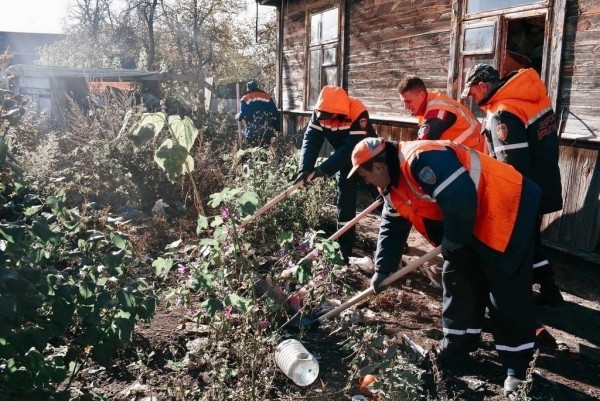 В Бресте прошла акция по уборке двора заброшенного дома В Бресте прошла акция по уборке двора заброшенного дома