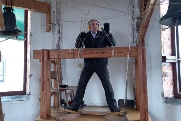 Трезвонами, перезвонами заливает окрестности на несколько километров колокольня в церкви Святого Иоанна Богослова в агрогородке Черни