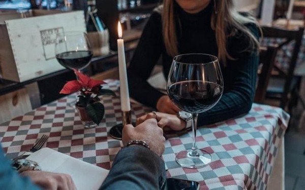 Убежал от девушки, попросив забыть его номер. Вспоминаем самые смешные и странные свидания белорусов