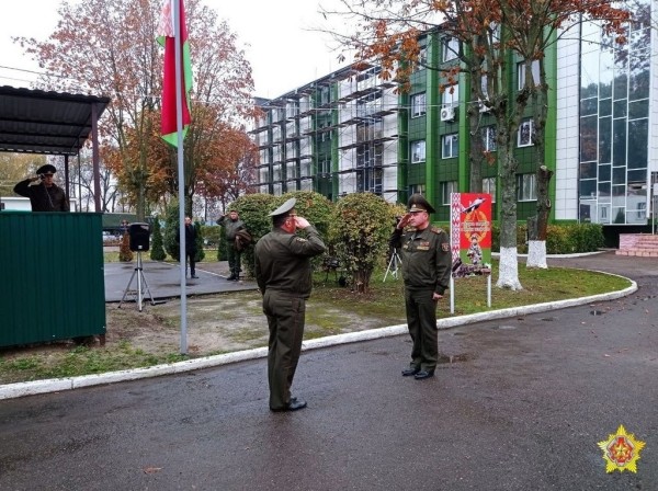 В Беларуси началась отправка призывников на военную службу. Фотофакт из Бреста В Беларуси началась отправка призывников на военную службу. Фотофакт из Бреста