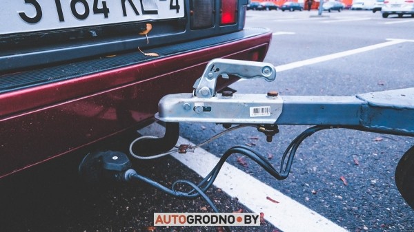 Белорус распилил автомобиль, чтобы сделать из него прицеп Белорус распилил автомобиль, чтобы сделать из него прицеп