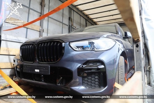 Шесть автомобилей премиум-класса задержали на таможне в Бресте. Что произошло?