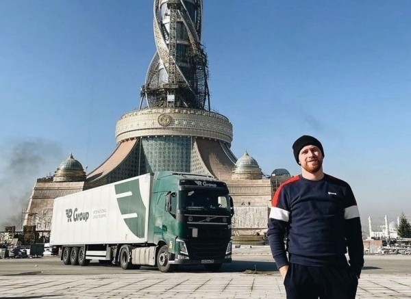 Известный блогер-дальнобойщик купил тягач «ценою в четыре новые покрышки» и стал работать на себя. Как идёт бизнес? Известный блогер-дальнобойщик купил тягач «ценою в четыре новые покрышки» и стал работать на себя. Как идёт бизнес?