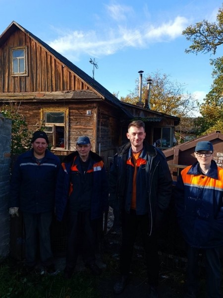 В Бресте прошла акция по уборке двора заброшенного дома В Бресте прошла акция по уборке двора заброшенного дома