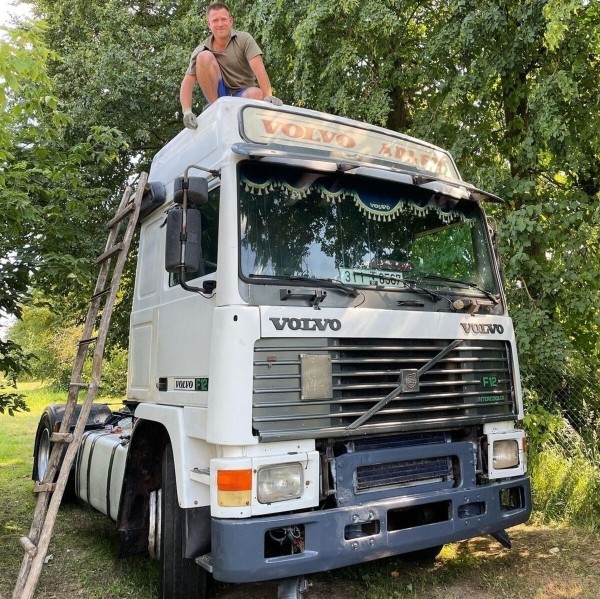 Известный блогер-дальнобойщик купил тягач «ценою в четыре новые покрышки» и стал работать на себя. Как идёт бизнес? Известный блогер-дальнобойщик купил тягач «ценою в четыре новые покрышки» и стал работать на себя. Как идёт бизнес?