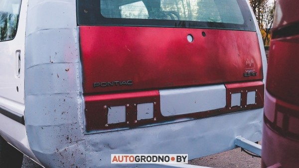 Белорус распилил автомобиль, чтобы сделать из него прицеп Белорус распилил автомобиль, чтобы сделать из него прицеп