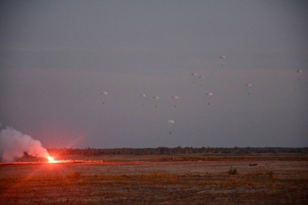 Ночное десантирование на полигоне Брестский Ночное десантирование на полигоне Брестский