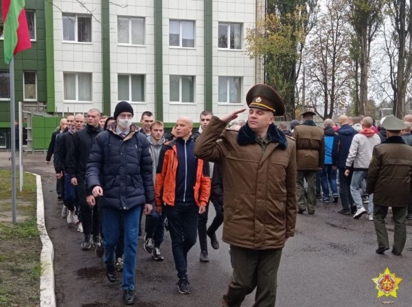 В Беларуси началась отправка призывников на военную службу. Фотофакт из Бреста В Беларуси началась отправка призывников на военную службу. Фотофакт из Бреста