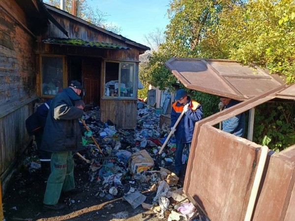 В Бресте прошла акция по уборке двора заброшенного дома В Бресте прошла акция по уборке двора заброшенного дома