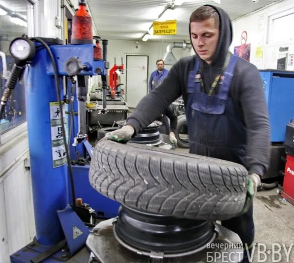Брестские водители потихоньку «переобувают» своих «железных коней». Фотофакт