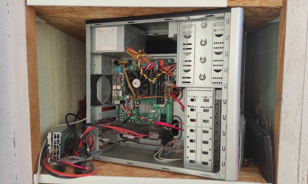 Белорус год назад стал майнить криптовалюту на своем балконе. Сколько заработал?