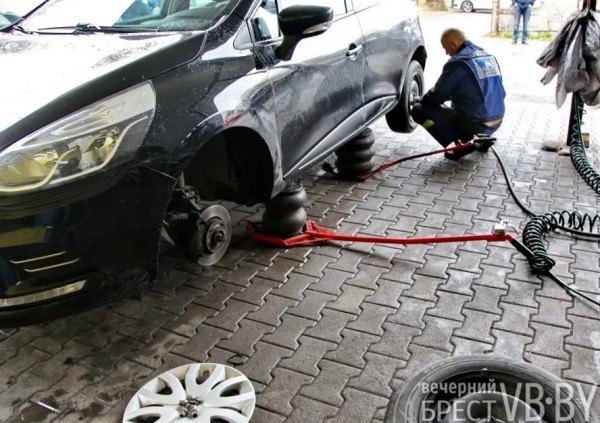 Брестские водители потихоньку «переобувают» своих «железных коней». Фотофакт